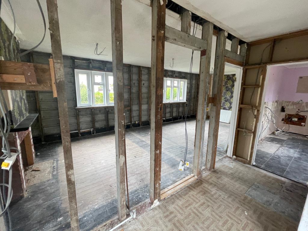 Lot: 163 - SEMI-DETACHED HOUSE FOR IMPROVEMENT - Ground floor in shell condition